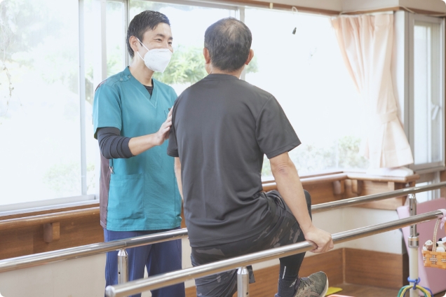 セラピストに支えられながら、しっかり歩く練習をしています。