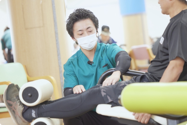 座りながら足の筋力を強化しています。